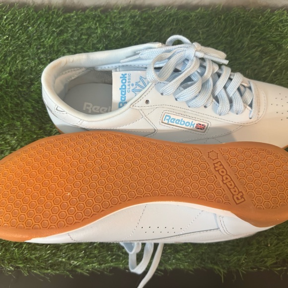 Size 9 NWT REEBOK SNEAKER Ice Blue and Bubblegum Sole - Picture 11 of 11